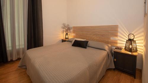 1 dormitorio con 1 cama y 2 lámparas en una mesa en Condominio Sirene, en Lido di Jesolo