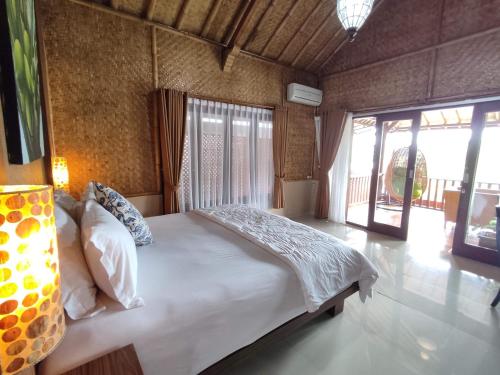 Un pat sau paturi într-o cameră la Villa Etnik Syariah