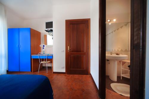 - une chambre avec un lit et une salle de bains pourvue d'un lavabo dans l'établissement B & B Brisa del Mar, à Alghero