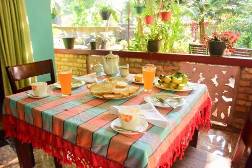 una mesa con un plato de comida. en Relax Guest House Dambulla en Dambulla