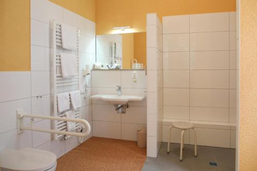 y baño con lavabo y aseo. en Hotel zur Kulturweberei en Finsterwalde
