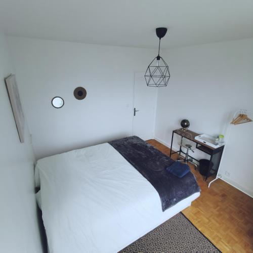 Posteľ alebo postele v izbe v ubytovaní Chambre Monde Tout confort Saint-Marceau