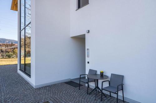 a room with a table and chairs and a wall at Sunnig Apartment Sonnenschein in Vollan