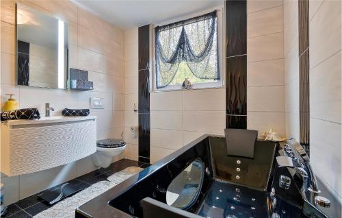 Koupelna v ubytování Nice Home In Zadoborje With Heated Swimming Pool