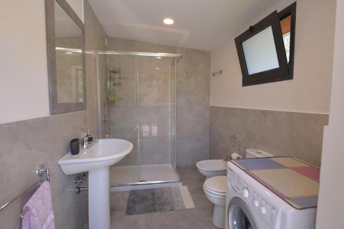 ein Bad mit einem Waschbecken, einer Dusche und einem WC in der Unterkunft Villa Lucy in Case Monterosso