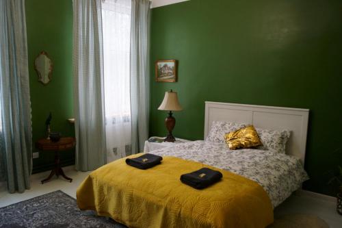 En eller flere senger på et rom på Nyx & Iris