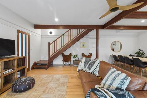 Una televisión o centro de entretenimiento en Garden Oasis-2br -1 min from the beach & pet friendly!