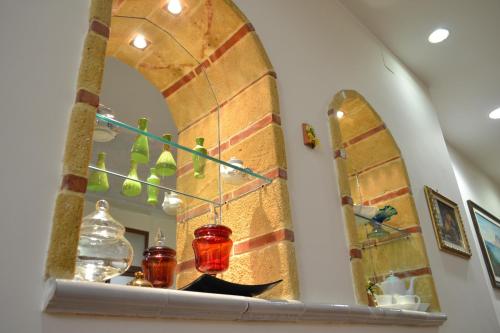 espejo en la pared de una habitación en Hotel Mediterraneo en Cefalú
