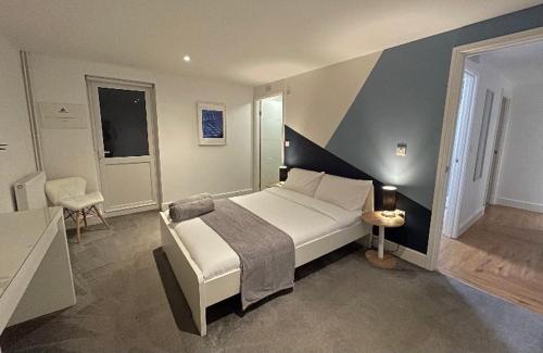 - une chambre avec un grand lit dans l'établissement Prosper House Apartments, à Norwich