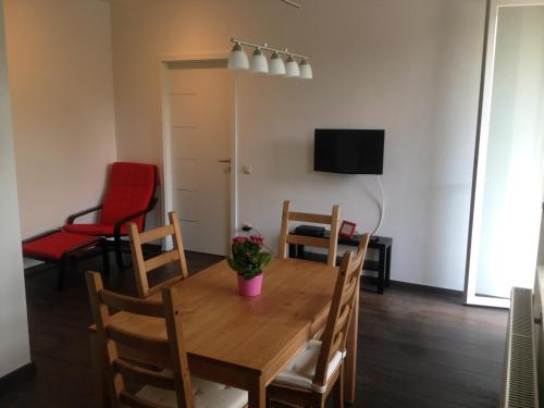 uma sala de jantar com mesa e cadeiras em Platán apartman em Budapeste