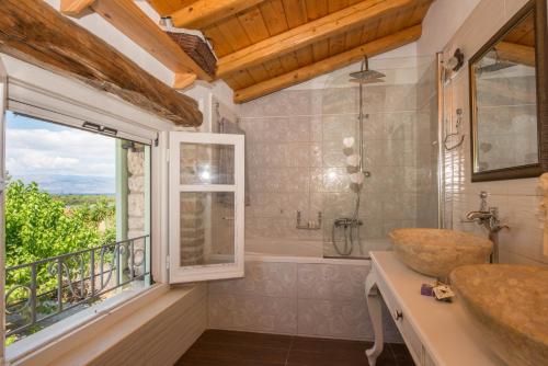 Ванная комната в Villa Siorra by PosarelliVillas