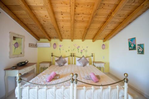 Кровать или кровати в номере Villa Siorra by PosarelliVillas