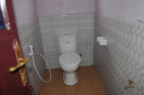 Ένα μπάνιο στο Beautiful & Stylish 2-Bedroom Apartment in Karatu
