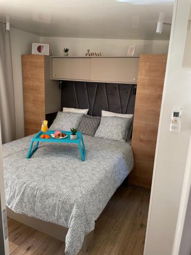 Postel nebo postele na pokoji v ubytování Mobile Home Peponi Del Mar, BRAND NEW