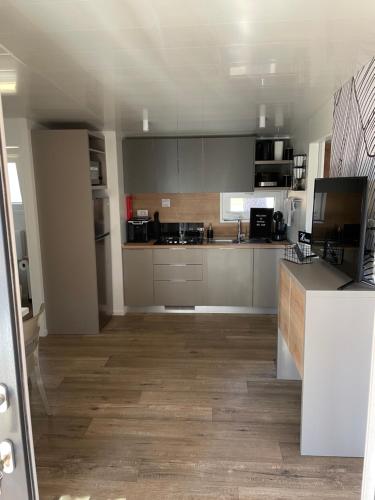 Kuchyň nebo kuchyňský kout v ubytování Mobile Home Peponi Del Mar, BRAND NEW