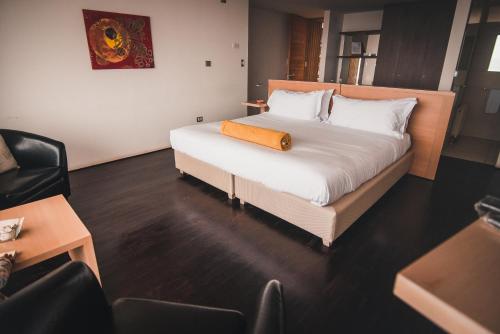 a bedroom with a bed with a wooden pillow on it at Hotel 8 al Mar in Pichilemu