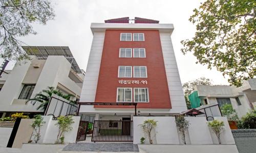un revestimiento del exterior de un edificio en Treebo Trend Chandraprasth Residency, en Nagpur