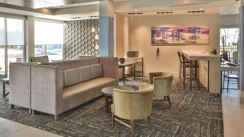 Holiday Inn Express & Suites - Nashville MetroCenter Downtown, an IHG Hotel Image