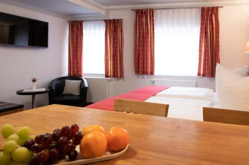 a hotel room with a table with fruit on it at Hotel zur Kulturweberei in Finsterwalde