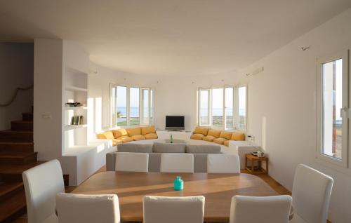 un soggiorno con divano e tavolo di Casa con piscina, vistas y acceso privado al mar. Vistes Voramar. a Cala en Blanes