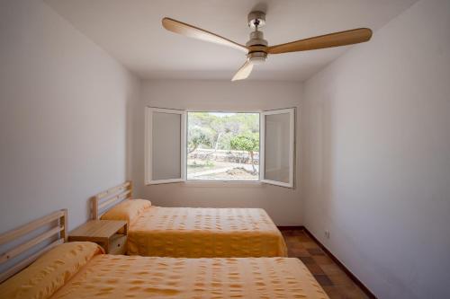A bed or beds in a room at Casa con piscina, vistas y acceso privado al mar. Vistes Voramar.