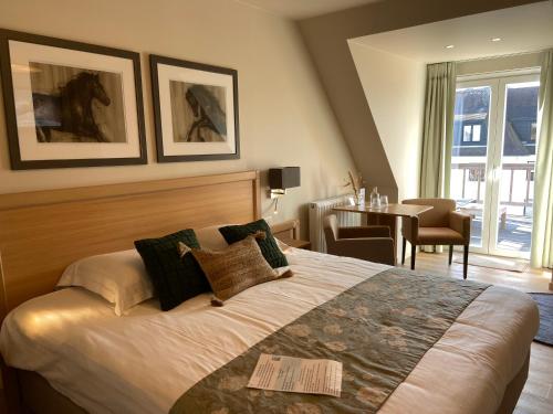 Ένα ή περισσότερα κρεβάτια σε δωμάτιο στο Hotel Les Arcades