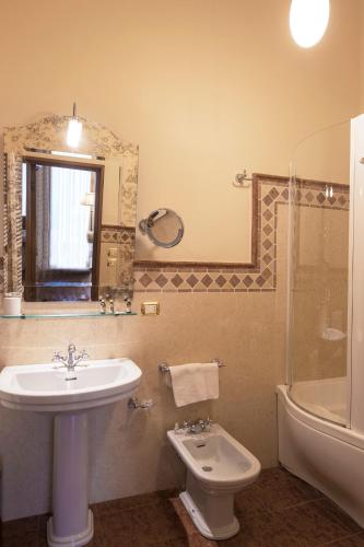 Bilik mandi di Hotel Villa Giona