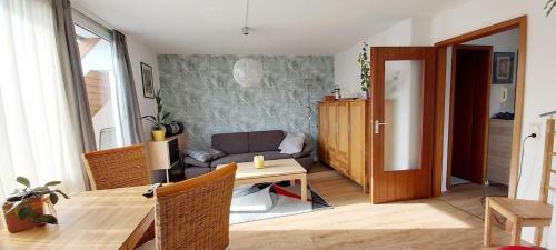 sala de estar con mesa y sofá en Ferienwohnung in Radeberg bei Dresden, en Radeberg