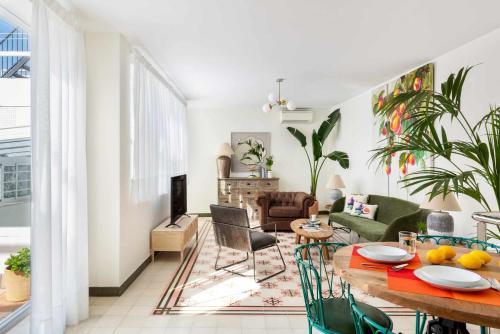 ein Wohnzimmer mit einem Tisch und Stühlen in der Unterkunft MonKeys Apartments Luxury Penthouse Pureza & Chill Out in Sevilla