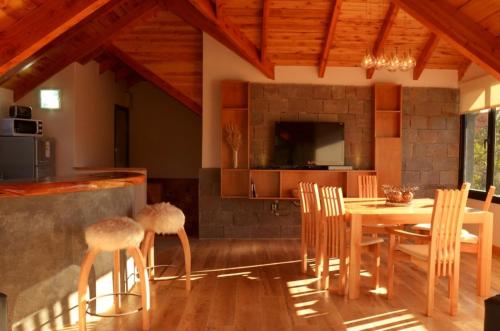 a kitchen and dining room with a table and chairs at Amarras in Villa Pehuenia