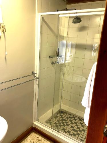 Bilik mandi di Cornerstone Bed and Breakfast Kroonstad