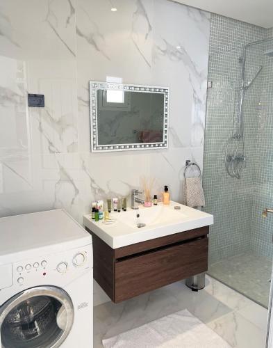 a bathroom with a sink and a washing machine at Roof Top Pied dans l'Eau Panoramic View, 80 meters from Seaside in Hammamet