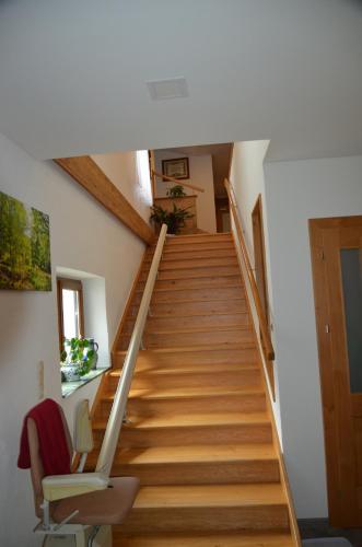uma escada numa casa com pisos de madeira em Gasthof Pammer em Mardetschlag