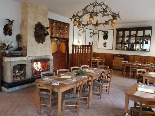 comedor con mesas y chimenea en Penzion a Restaurace Bělecký Mlýn en Ptení