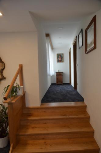 eine Treppe in einem Haus mit Holzböden in der Unterkunft Gasthof Pammer in Mardetschlag