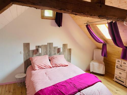 Un pat sau paturi într-o cameră la Grange à grains à l'Ombre d'une Tour