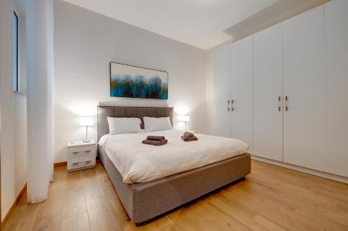 A bed or beds in a room at Luxury Apartment with Valletta and Harbour Views