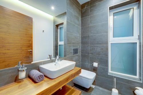 A bathroom at Luxury Apartment with Valletta and Harbour Views