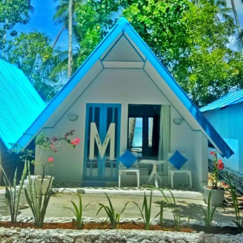 a toy house with the letter m on it at Tria Maria Cottage in Ngurblut