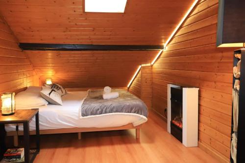 En eller flere senger på et rom på Lodge & Castle - Vue Château - Climatisation - Majord'Home