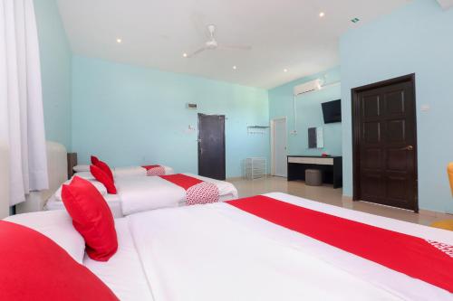 Giường trong phòng chung tại OYO 90132 Come Inn Premium