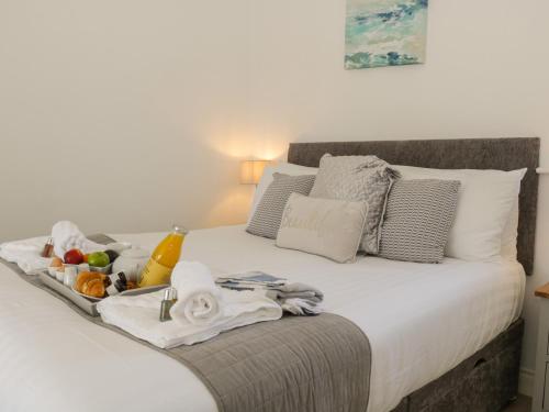 Postel nebo postele na pokoji v ubytování White Rose Cottage