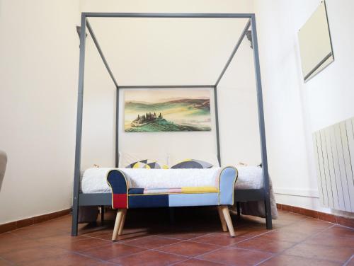 1 cama con dosel en una habitación en Firenze Rentals Suite Cavour, en Florencia