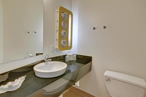 Salle de bains dans l'établissement Motel 6-Roanoke, TX - Northlake - Speedway