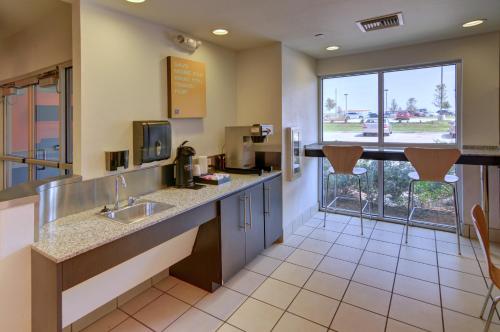 Cuisine ou kitchenette dans l'établissement Motel 6-Roanoke, TX - Northlake - Speedway