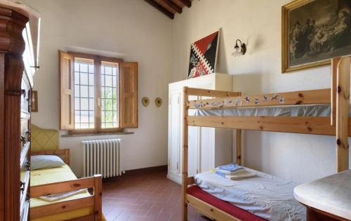 una camera con 2 letti a castello e una finestra di Agriturismo Poggio Repenti a Corsano