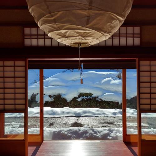 a window in a room with a view of the ocean at 泰山木美山 in Nantan city