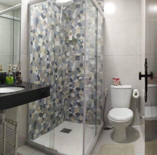 un bagno con doccia, wc e lavandino di Casa Agradável no Paraiso de Arraial do Cabo ad Arraial do Cabo