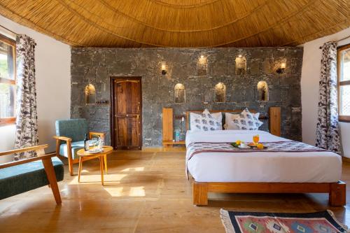 Кровать или кровати в номере Turban Nature Wilderness Resort, Kumbhalgarh