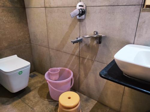 Hotel Manasi INNにあるバスルーム